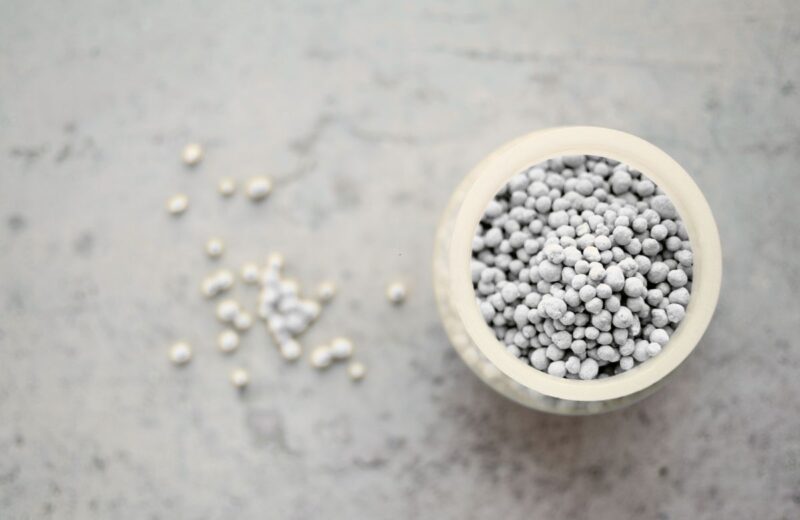 Đubrenje jača travnjak, poboljšava rast, otpornost na bolesti i štetočine, te održava zdravu zelenu površinu.